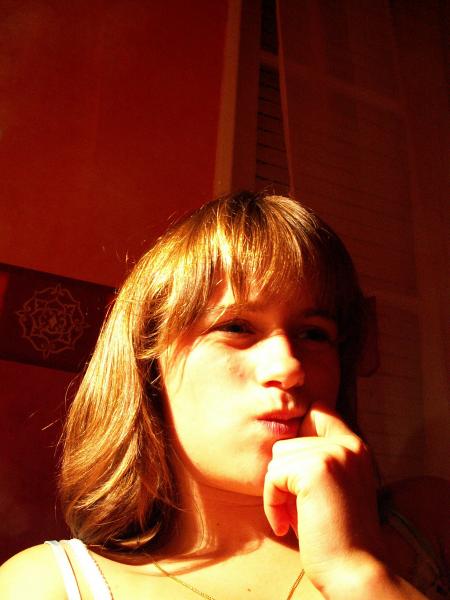 Une blonde en pleine reflexion